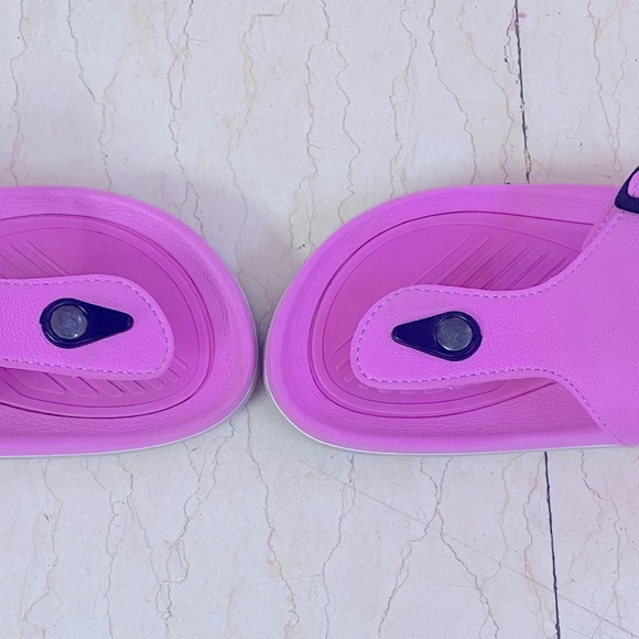 Pink colour rubber T strap flip flops with buckle closure by Gambol in size 41 - Picture 3 of 9